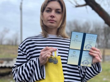 Залужний нагородив іноземних волонтерок АНГАРУ. ВІДЕО