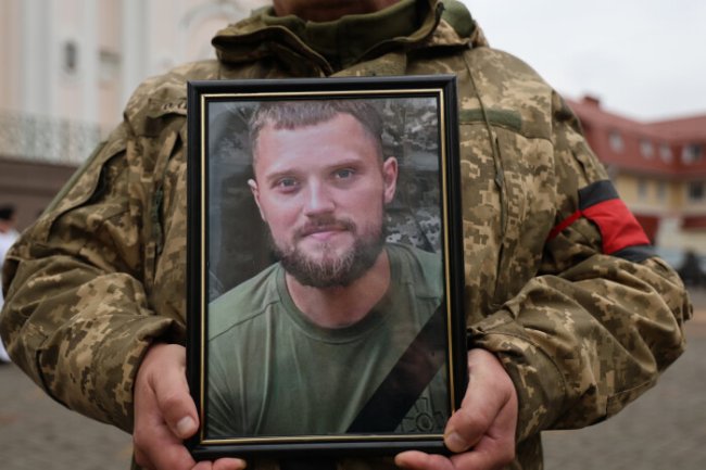 Поліг у бою на Луганщині: у Луцьку попрощалися з Героєм Дмитром Загурним