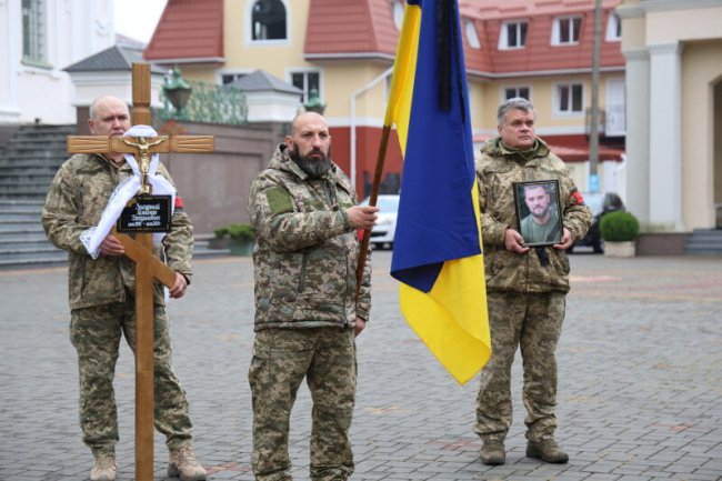 Поліг у бою на Луганщині: у Луцьку попрощалися з Героєм Дмитром Загурним