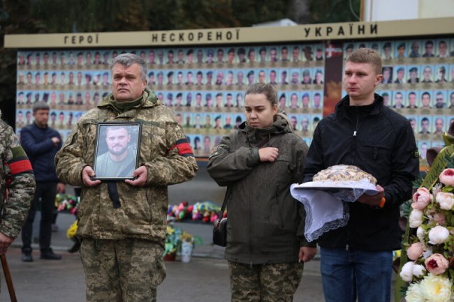 Поліг у бою на Луганщині: у Луцьку попрощалися з Героєм Дмитром Загурним