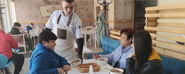 В луцькому кафе кухарі безплатно готують домашні страви для переселенців