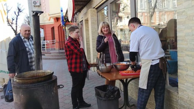 В луцькому кафе кухарі безплатно готують домашні страви для переселенців