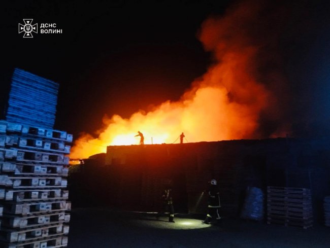 У  Луцьку на вулиці Ранковій горіло підприємство. ФОТО