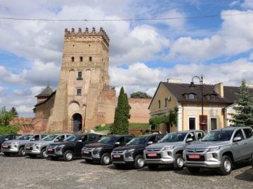 Луцьк придбав для українських воїнів 13 позашляховиків. ВІДЕО