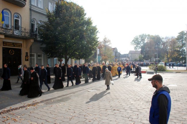 Хресний хід УПЦ МП у Луцьку показали з висоти. ВІДЕО