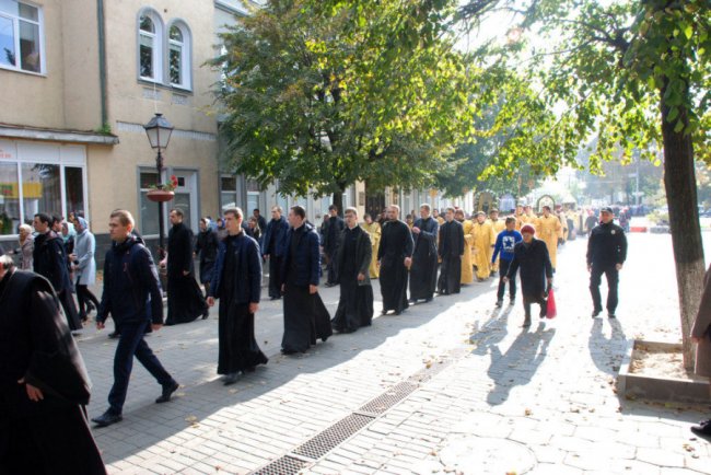 Хресний хід УПЦ МП у Луцьку показали з висоти. ВІДЕО