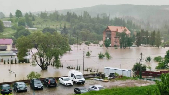 На Львівщині через сильні опади вийшла з берегів річка: затопило 100 будинків та 6 вулиць у селищі