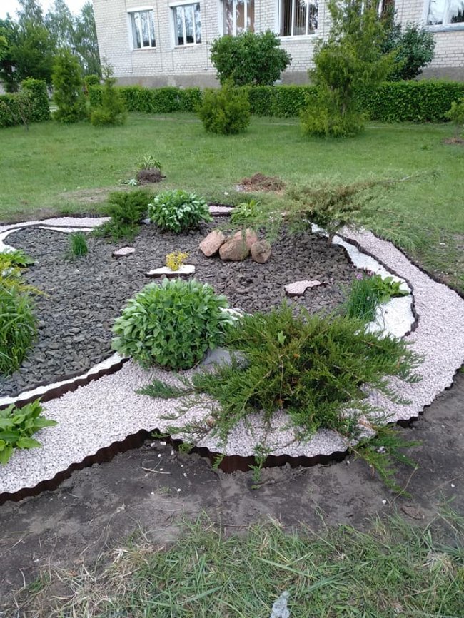 На подвір'ї школи на Волині створили креативні клумби. ФОТО