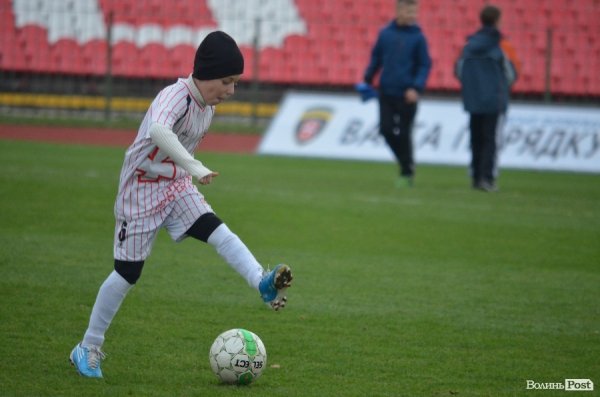  Маленькі лучани тренувались на одному полі з відомими футболістами. ФОТО