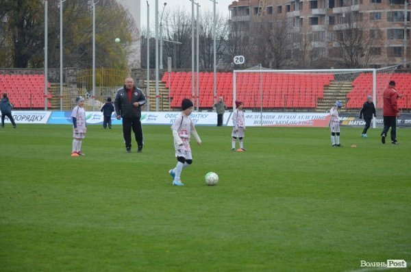  Маленькі лучани тренувались на одному полі з відомими футболістами. ФОТО