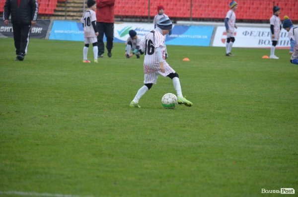  Маленькі лучани тренувались на одному полі з відомими футболістами. ФОТО