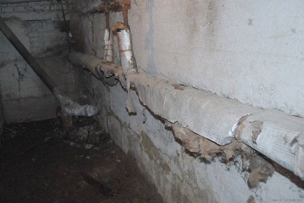 У Луцьку вода підмиває багатоповерхівку. ФОТО