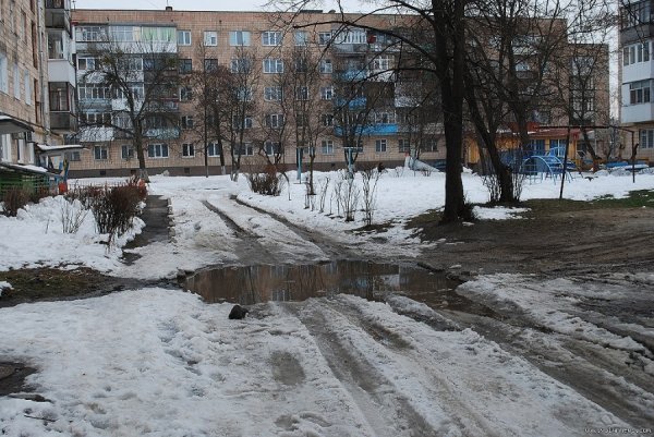 У Луцьку вода підмиває багатоповерхівку. ФОТО
