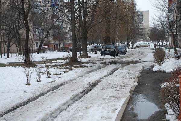 У Луцьку вода підмиває багатоповерхівку. ФОТО