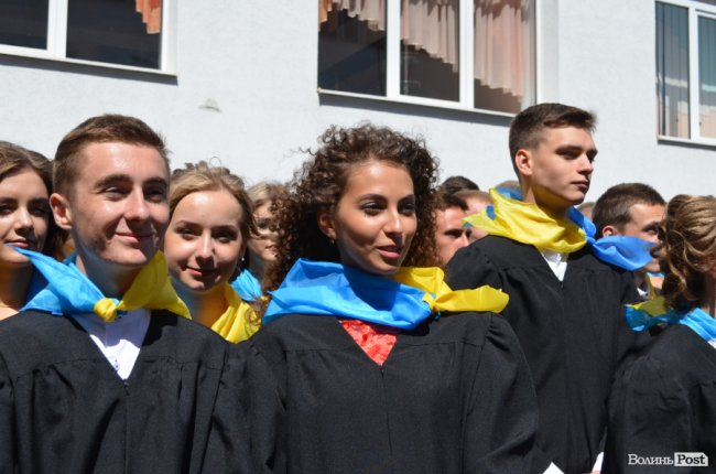 У луцькому коледжі технологій, бізнесу та права – випускний. ФОТОРЕПОРТАЖ