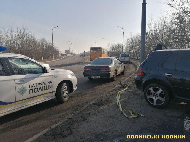 У Луцьку на мосту автівка злетіла з дороги та повисла над урвищем. ФОТО