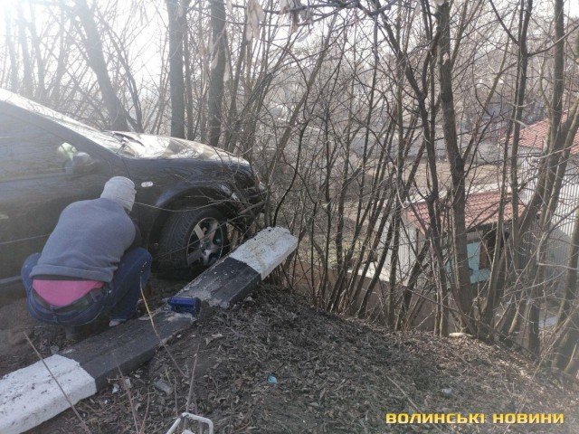 У Луцьку на мосту автівка злетіла з дороги та повисла над урвищем. ФОТО