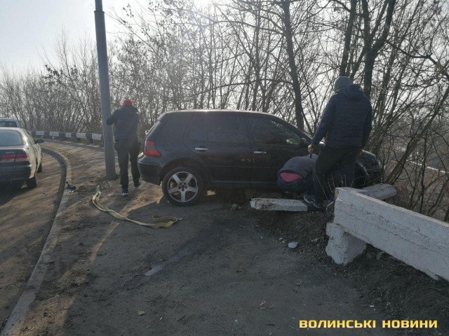 У Луцьку на мосту автівка злетіла з дороги та повисла над урвищем. ФОТО