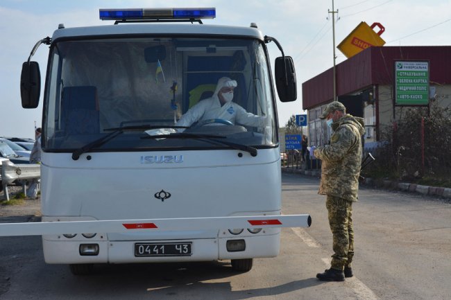 Рятувальники перевезли майже 1300 українців, які застрягли на польському кордоні. ФОТО