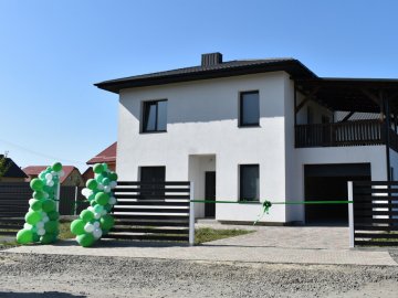 Багатодітній родині з Луцька подарували елітний будинок. ФОТО