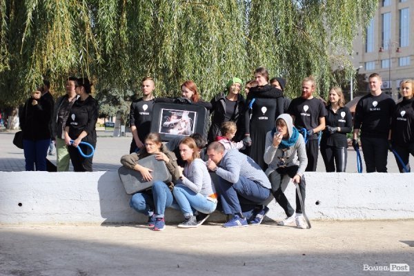 «Мандрівний вішак» у Луцьку епатував, дивував та змушував задуматись. ФОТО