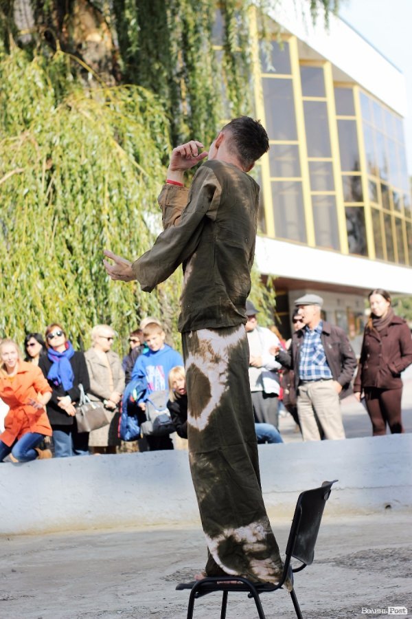 «Мандрівний вішак» у Луцьку епатував, дивував та змушував задуматись. ФОТО