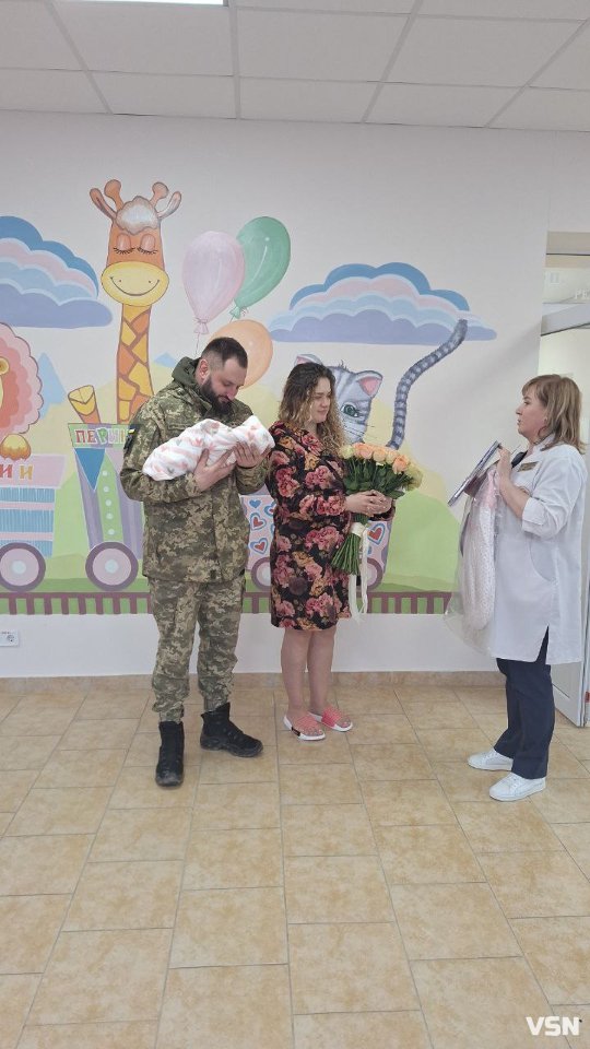 У Луцьку зворушливо зустріли дружину офіцера, яка народила доньку