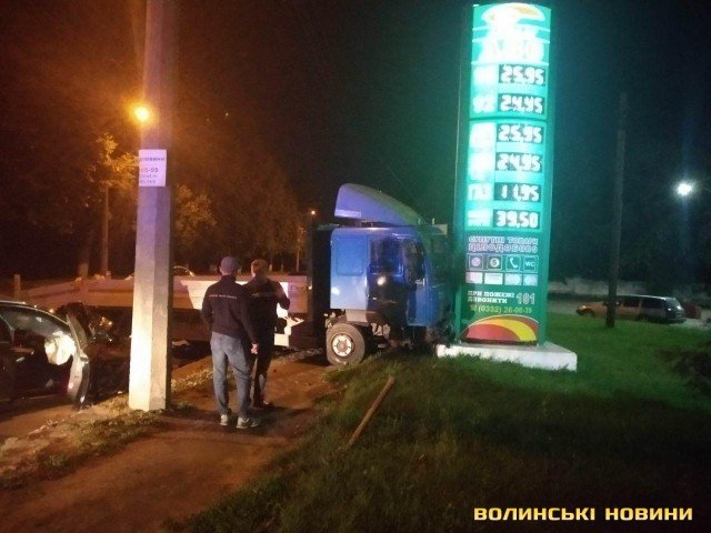 У Луцьку фура влетіла у легковик. ФОТО