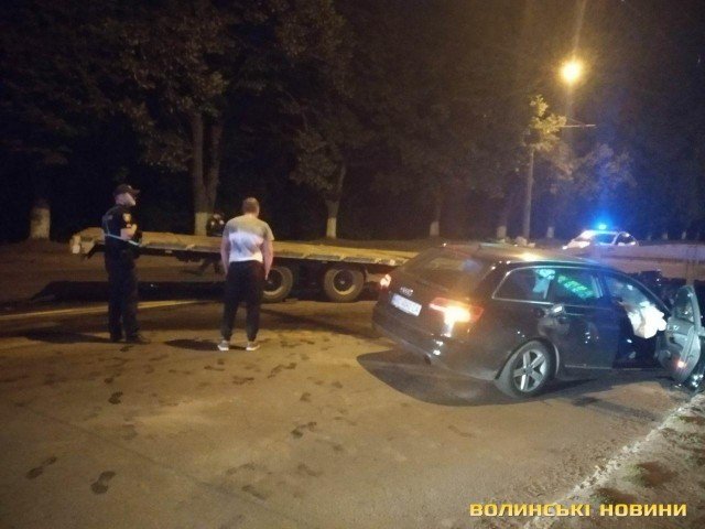 У Луцьку фура влетіла у легковик. ФОТО