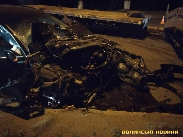 У Луцьку фура влетіла у легковик. ФОТО