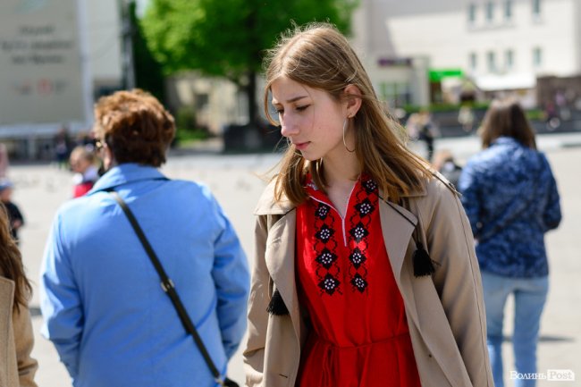Безліч кольорів, орнаментів і візерунків: лучани у вишиванках – у центрі міста. ФОТОРЕПОРТАЖ 