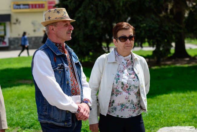 Безліч кольорів, орнаментів і візерунків: лучани у вишиванках – у центрі міста. ФОТОРЕПОРТАЖ 