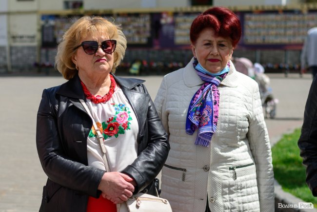 Безліч кольорів, орнаментів і візерунків: лучани у вишиванках – у центрі міста. ФОТОРЕПОРТАЖ 