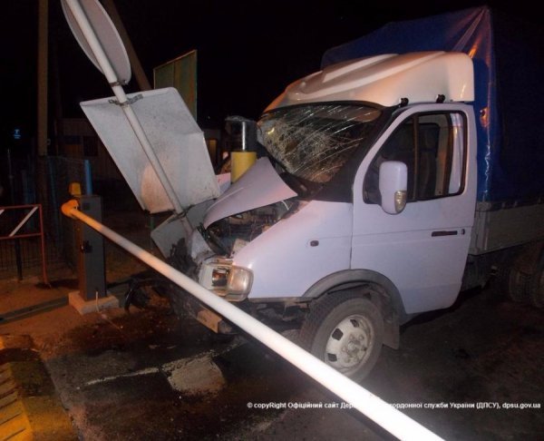 За «участю» бандерівського стовпа та п'яного водія постраждав російський автомобіль. ФОТО