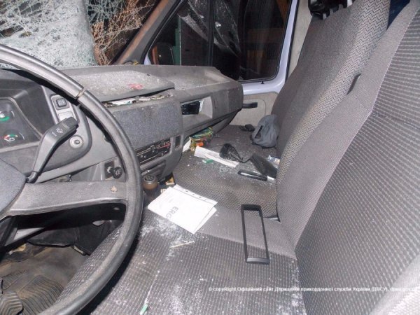 За «участю» бандерівського стовпа та п'яного водія постраждав російський автомобіль. ФОТО