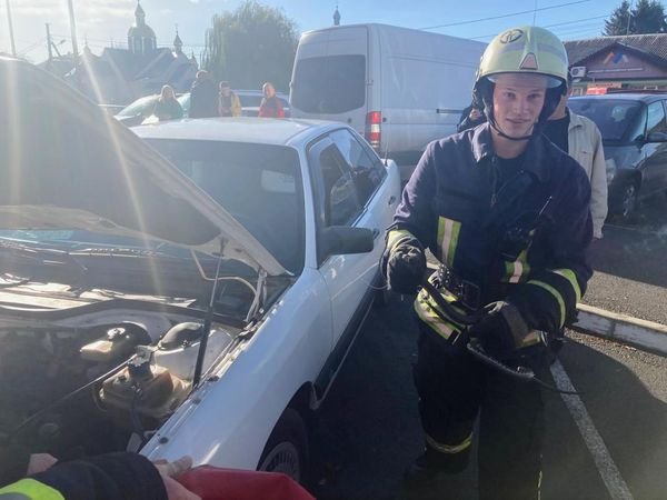 У місті на Волині під капот авто заповзла змія – працювали рятувальники 