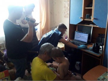 Знімав з часу їхнього народження: чоловік продавав порно з власними дітьми. ФОТО