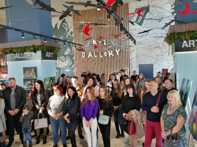 У луцькому ЦУМі – виставка картин відомої художниці. ФОТО