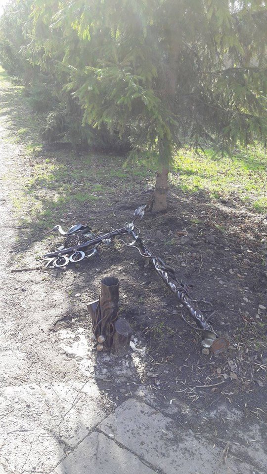  Знесли вказівник до луцького зоопарку. ФОТО