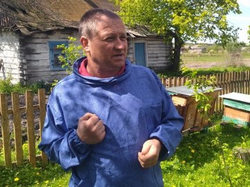 Пасічник з Волині майструє вулики з очерету. ВІДЕО