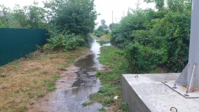 У місті на Волині після зливи затопило вулицю: задіяли рятувальників 