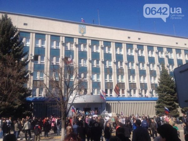 Біля луганської СБУ сепаратисти готують «коктейлі Молотова»