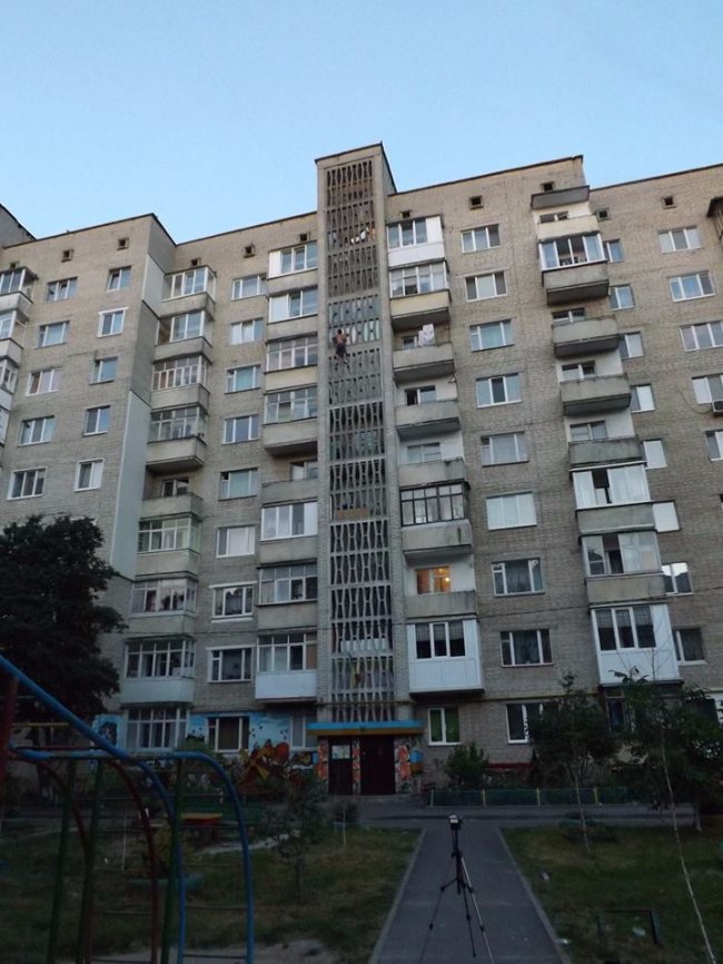 У Луцьку екстремал без страховки виліз по стіні на дах 9-поверхівки. ФОТО. ВІДЕО 