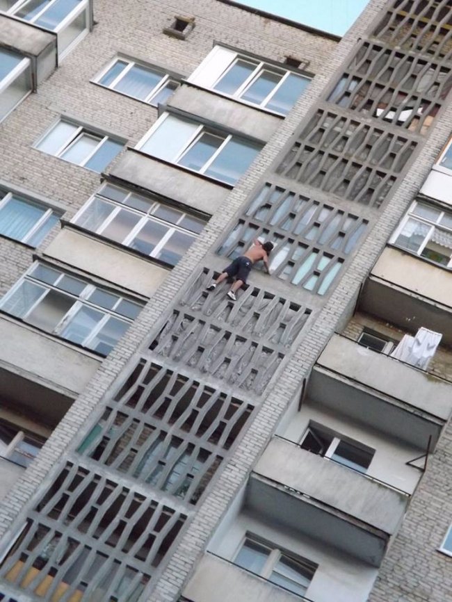 У Луцьку екстремал без страховки виліз по стіні на дах 9-поверхівки. ФОТО. ВІДЕО 