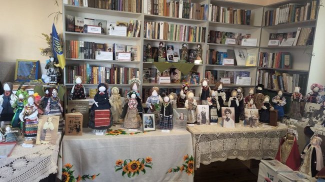 Тут і Київщина, і Харківщина, і Сумщина: у бібліотеці на Волині запрацювала виставка ляльок