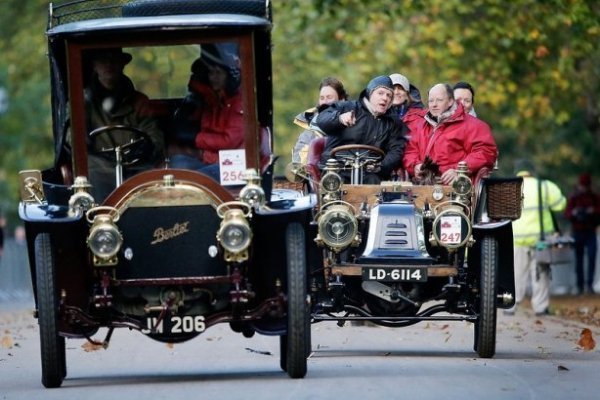 Автопробіг у Лондоні: вулицями міста проїхалося півтисячі раритетних авто. ФОТО. ВІДЕО