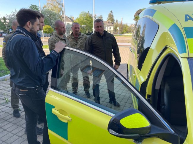 З Волині на Харківщину для потреб військових передали автомобіль швидкої допомоги