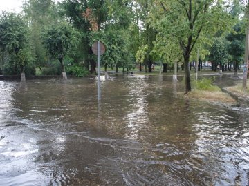 Опублікували фото та нове відео потопу в Ковелі