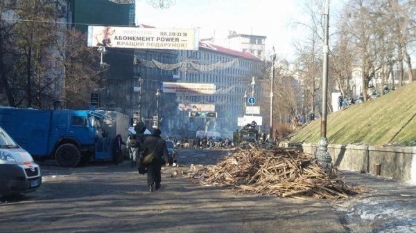 «Зворотній бік» Грушевського: військова техніка і міліція. ФОТО