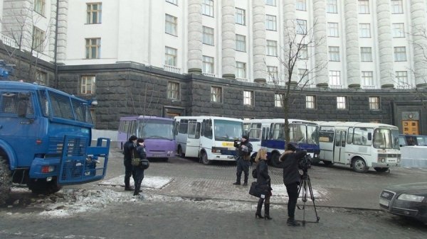 «Зворотній бік» Грушевського: військова техніка і міліція. ФОТО